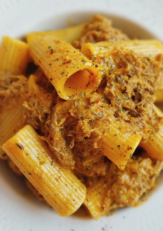 Una foto de Rigatoni con salsa cremosa de costillas de cerdo y parmesano