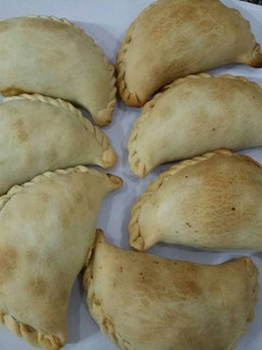 Una foto de Empanadas de carne cortada a cuchillo