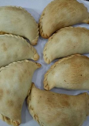 Una foto de Empanadas de carne cortada a cuchillo