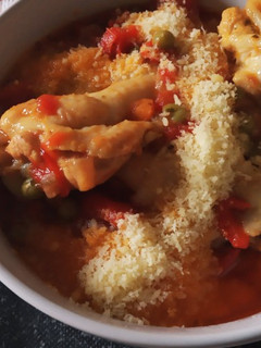 Una foto de Polenta con pollo guisado rústico. Diana
