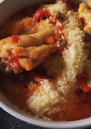 Una foto de Polenta con pollo guisado rústico. Diana