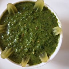 A picture of Green chutney.