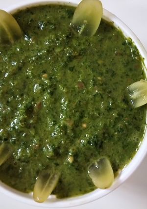 A picture of Green chutney.