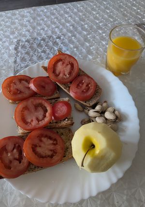 Una foto de Tostadas de tomate