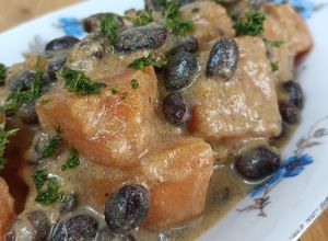Une photo de 🌿Ragoût de patate douce et haricots noirs au lait de coco