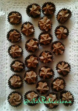 Foto di Pirottini al cioccolato fondente con crema al mascarpone e ciocc