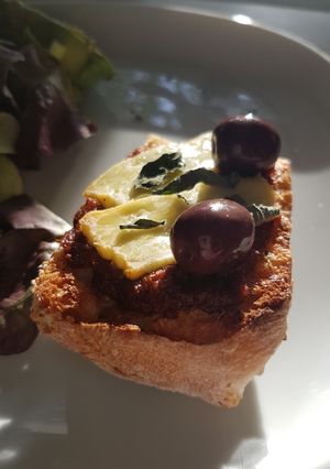 Une photo de Bruschetta au pesto rosso 🇮🇹