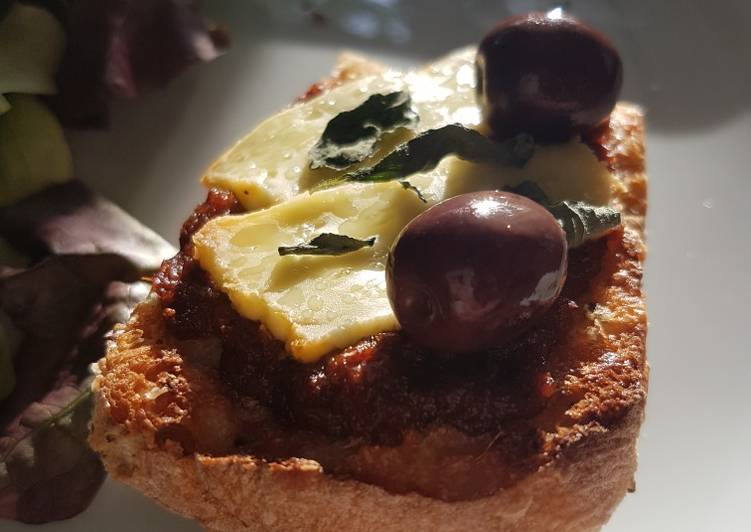 Voici la recette Bruschetta au pesto rosso 🇮🇹 à la maison