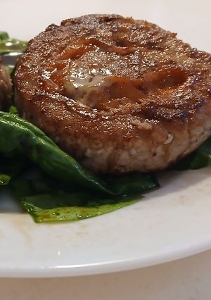 Una foto de Medallones rellenos en espiral de cerdo, bacon y queso fundido
