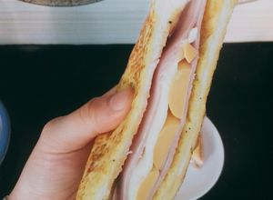 Hình của món Sandwich ham & cheese.