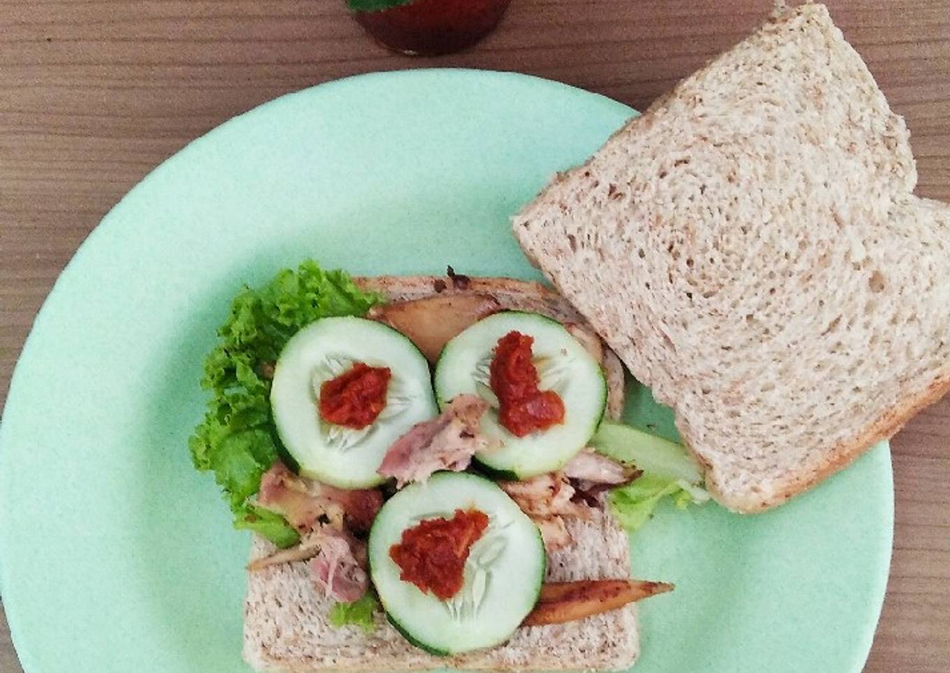 Sandwich roti gandum ayam kecap