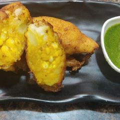 A picture of Corn stuffed bread rolls.