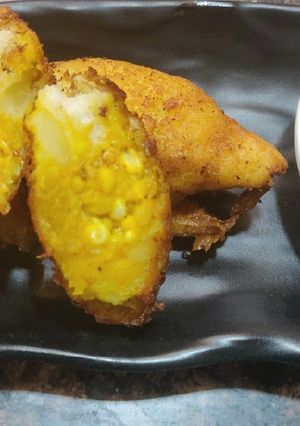 A picture of Corn stuffed bread rolls.