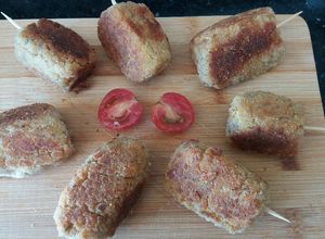 Una foto de Pinchitos o croquetitas de quinoa rellenas de panchos o frankfruter