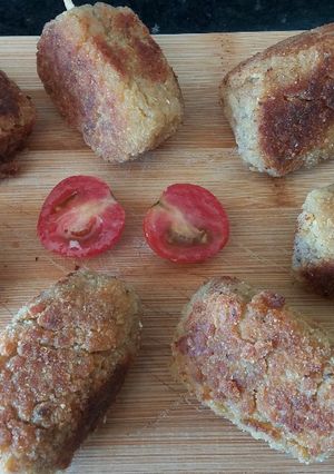 Una foto de Pinchitos o croquetitas de quinoa rellenas de panchos o frankfruter