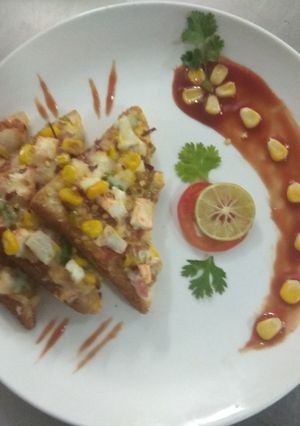 A picture of Bread corn cheese cottage pizza.