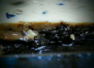Una foto de Tres leches relleno de ciruelas pasas maceradas en vino tinto
