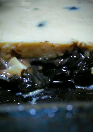 Una foto de Tres leches relleno de ciruelas pasas maceradas en vino tinto