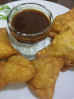 A picture of Aaloo chicken samosa.