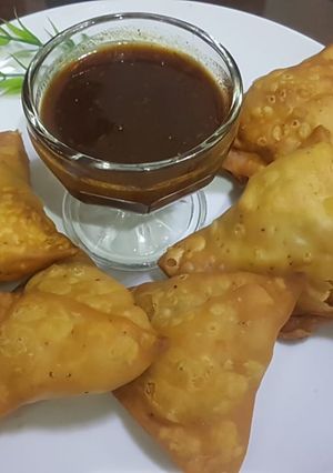 A picture of Aaloo chicken samosa.