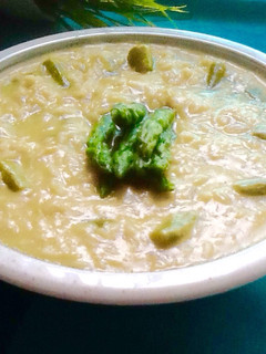 Una foto de Risotto de espárragos verdes con caldo de alcachofas