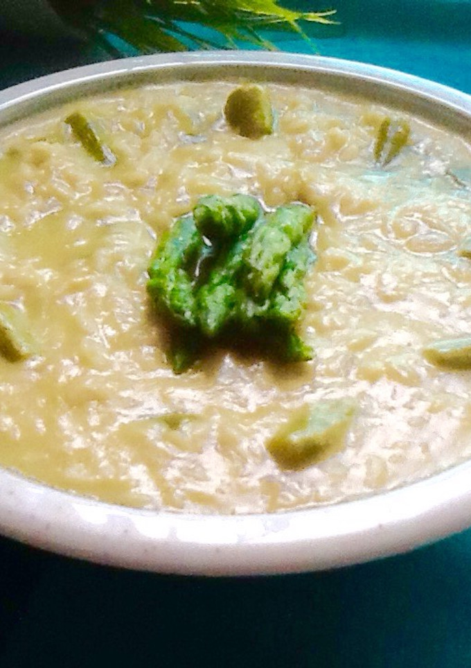 Una foto de Risotto de espárragos verdes con caldo de alcachofas