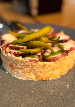 Una foto de Ensaladilla rusa con carpaccio de pulpo y aceite de hierbas