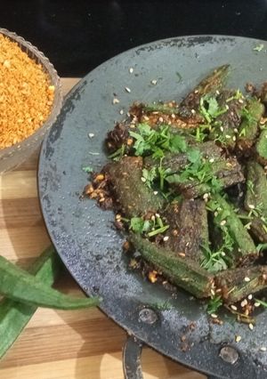 भरवा तवा भिंडी (Bharwan tava bhindi recipe in hindi) रेसिपी मुख्य फोटो