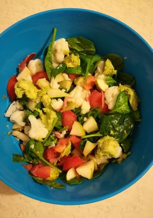 Foto principal de Ensalada con coliflor, espinacas y guacamole