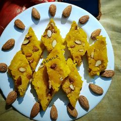 A picture of Mango rava barfi.