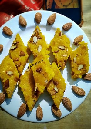 A picture of Mango rava barfi.