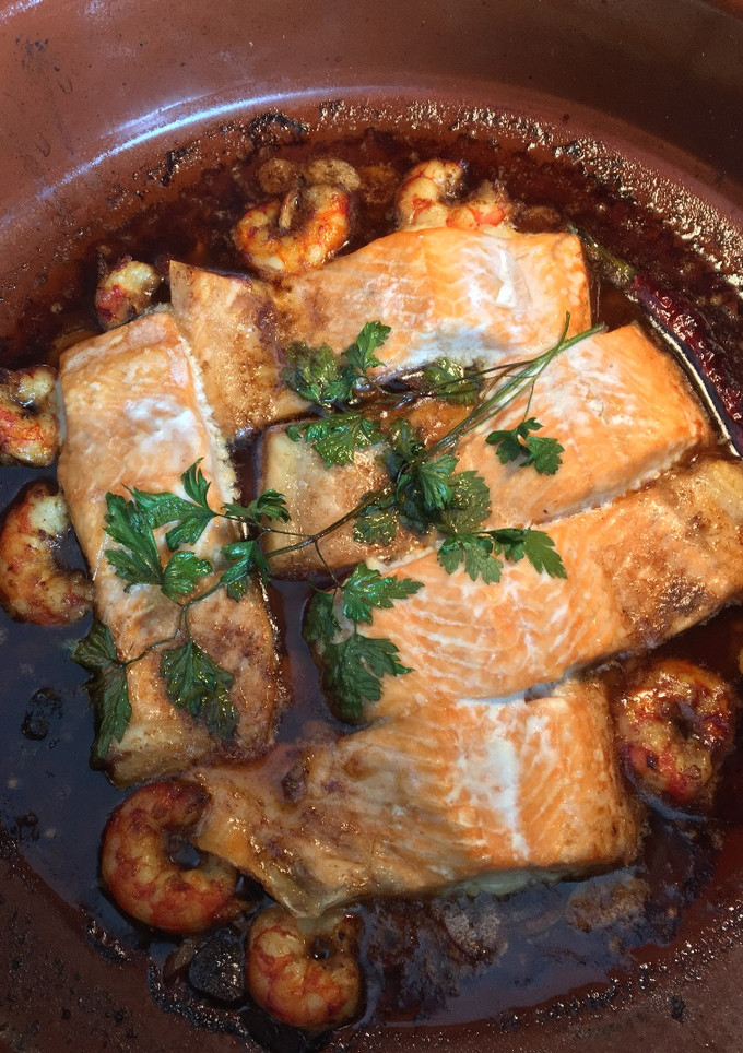 Una foto de Salmón al ajillo