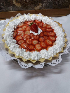 Una foto de Tarta de frutillas con pastelera y crema chantilly