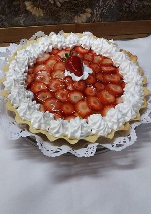 Una foto de Tarta de frutillas con pastelera y crema chantilly