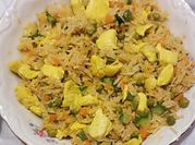Una foto di insalata di riso basmati
