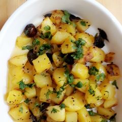 CURRY LEAVES FRIED POTATOES A picture of CURRY LEAVES FRIED POTATOES .