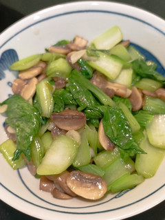 蒜香蘑菇炒青江菜 的食譜成品照片
