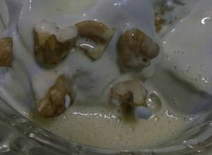 Una foto de Turrón de vino con crema inglesa