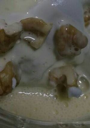 Una foto de Turrón de vino con crema inglesa