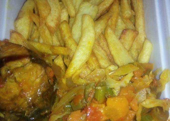 Chips and vegetable sauce with fish