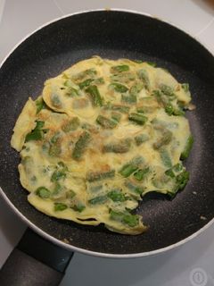 Una foto de Tortilla francesa de espárragos verdes