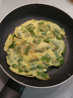 Una foto de Tortilla francesa de espárragos verdes