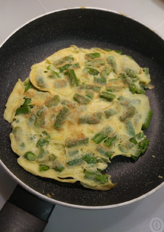 Una foto de Tortilla francesa de espárragos verdes