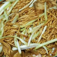 A picture of Chinese E-U Noodles with straw mushroom 幹燒伊麵.