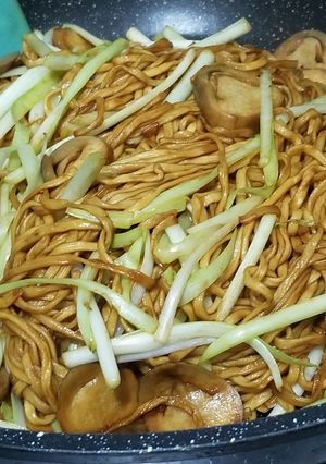 A picture of Chinese E-U Noodles with straw mushroom 幹燒伊麵.