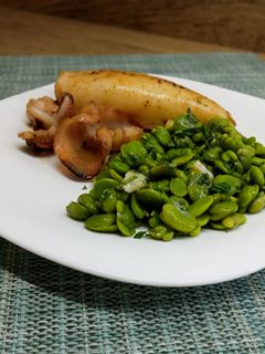 Una foto de Calamar a la plancha con habas