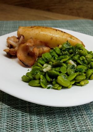 Foto principal de Calamar a la plancha con habas