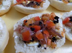 Una foto de Sandwichs abiertos con caviar (2 variantes)