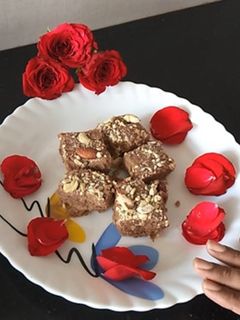 ગુલકંદ ગોળ પાપડી (Gulkand Gol Papdi Recipe In Gujarati) રેસીપી મુખ્ય ફોટો
