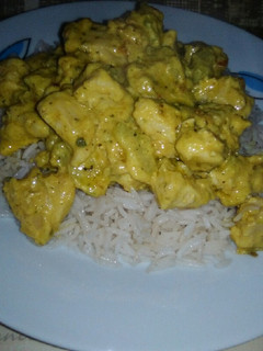 Una foto de Pollo al curry con arroz